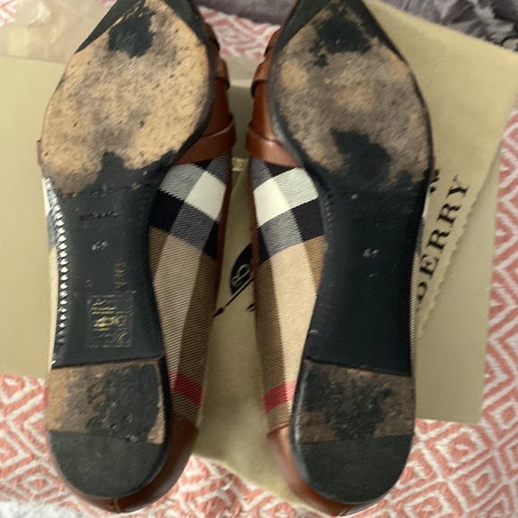 Authentic Burberry pointed toe flats classic Burberry plaid on the sides - Picture 4 of 6